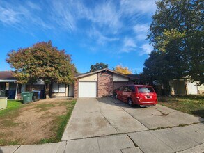 Building Photo - Spacious 2bd/1ba Hillsdale Duplex With 1 Car Garage