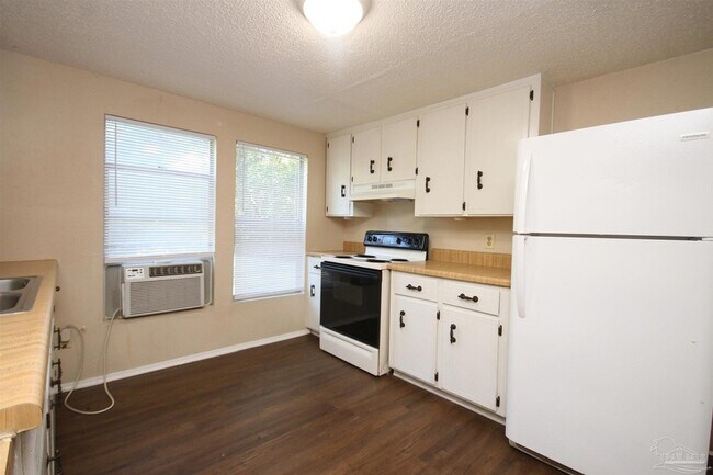 Building Photo - 5 Edgewood Cir