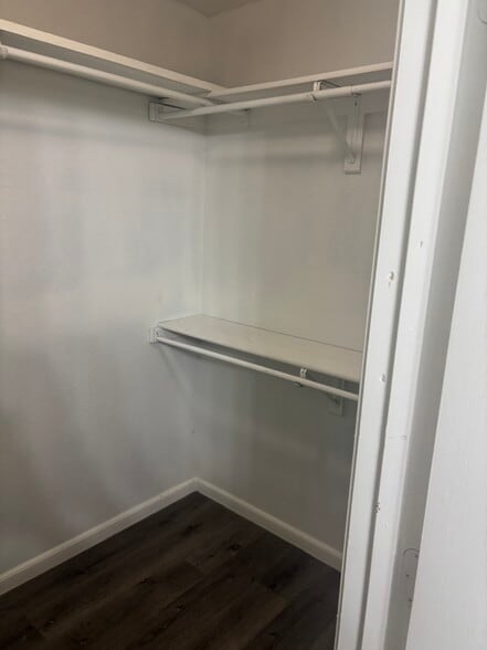 Building Photo - 213 Larkspur Dr