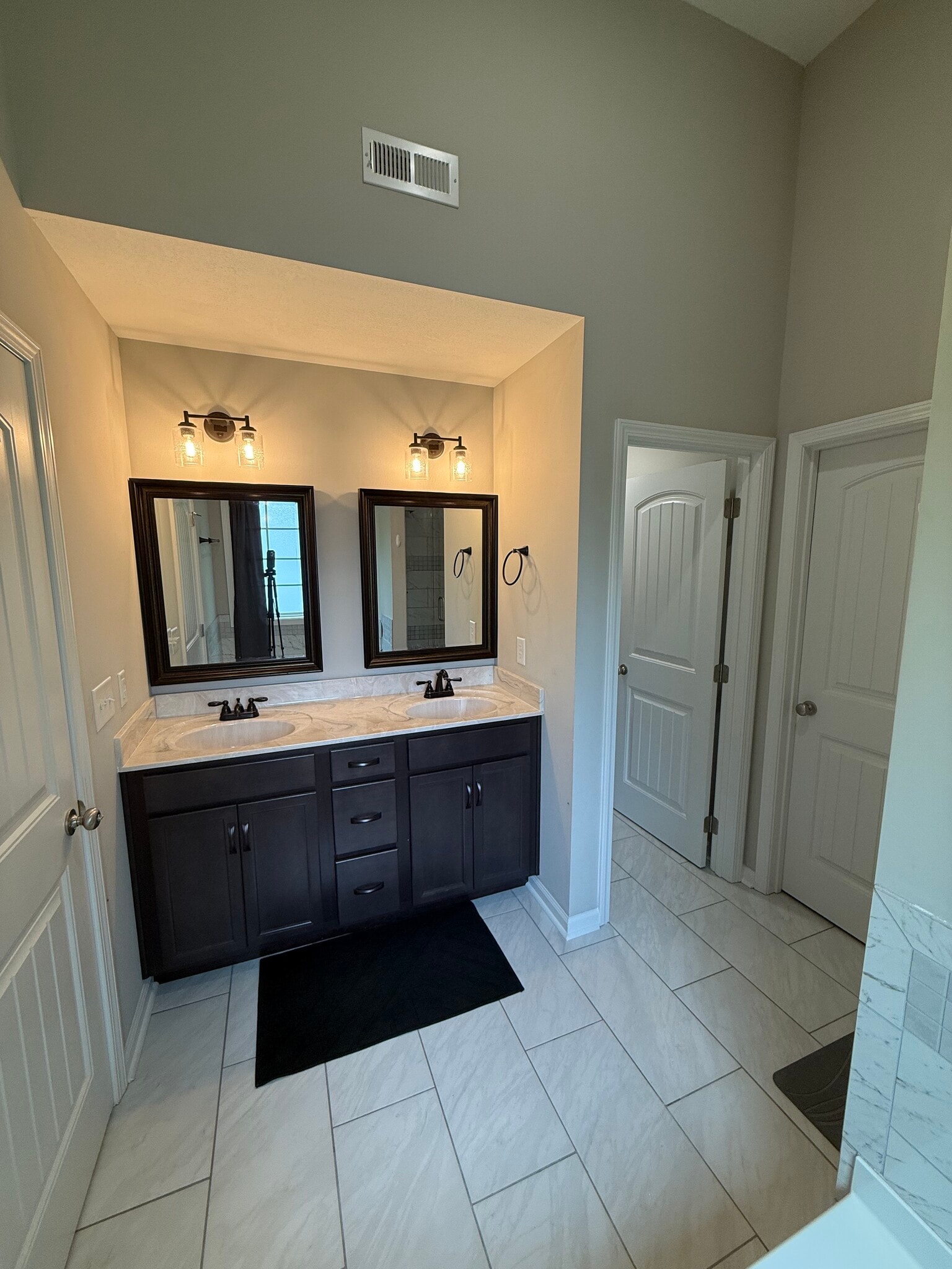 Master bathroom w/ double vanity - 1110 Stonebrook Dr