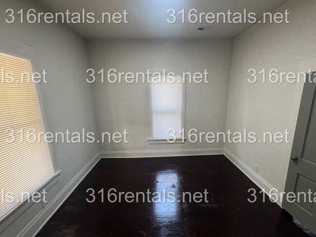 Building Photo - $899- 2 bed 1 bath - Single Family Home