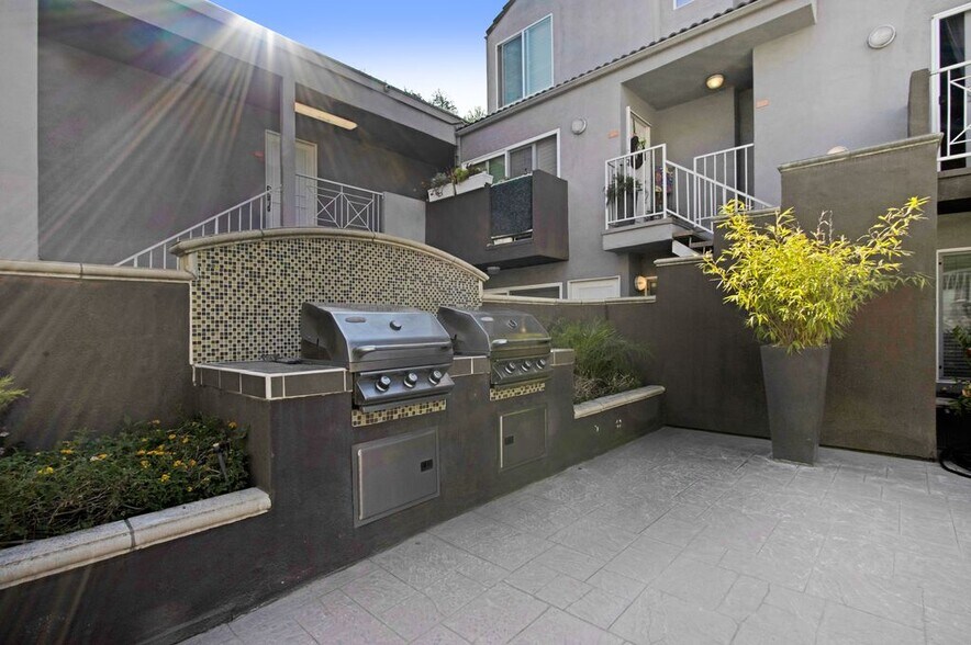 Building Photo - 355 N Maple St