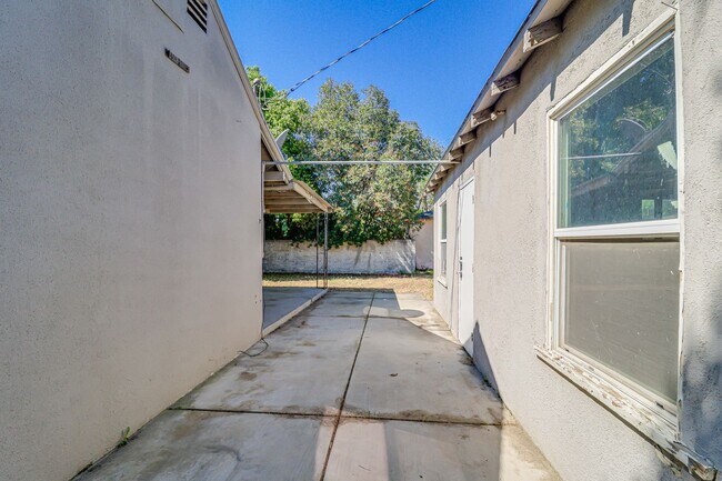 Building Photo - 4+2 Downtown Truxtun Ave Charm!