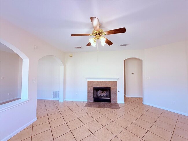 Building Photo - 702 Estancia Way