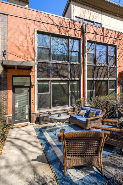 Building Photo - 925 N Howe St