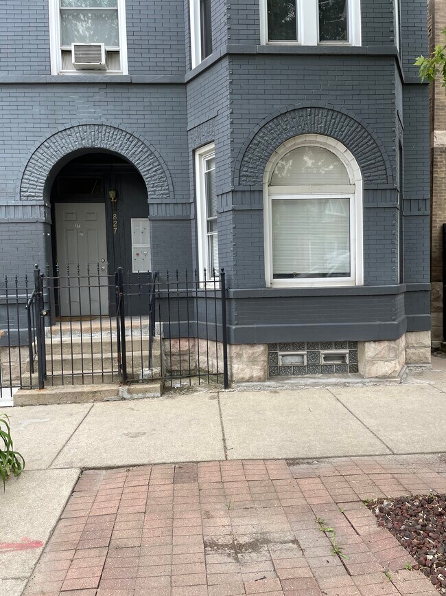 Building Photo - 827 N Fairfield Ave