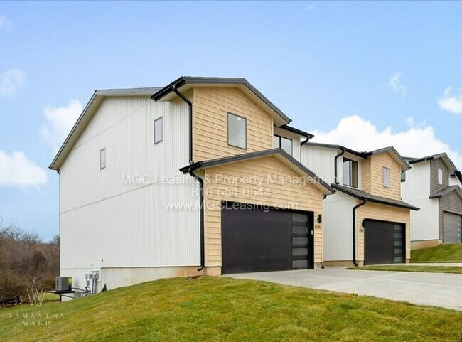 Building Photo - Designer Townhome with Fireplace in a Secl...