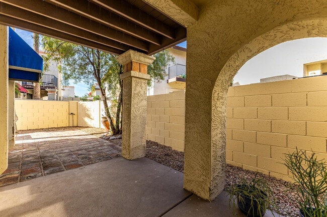 Building Photo - 5002 E Siesta Dr