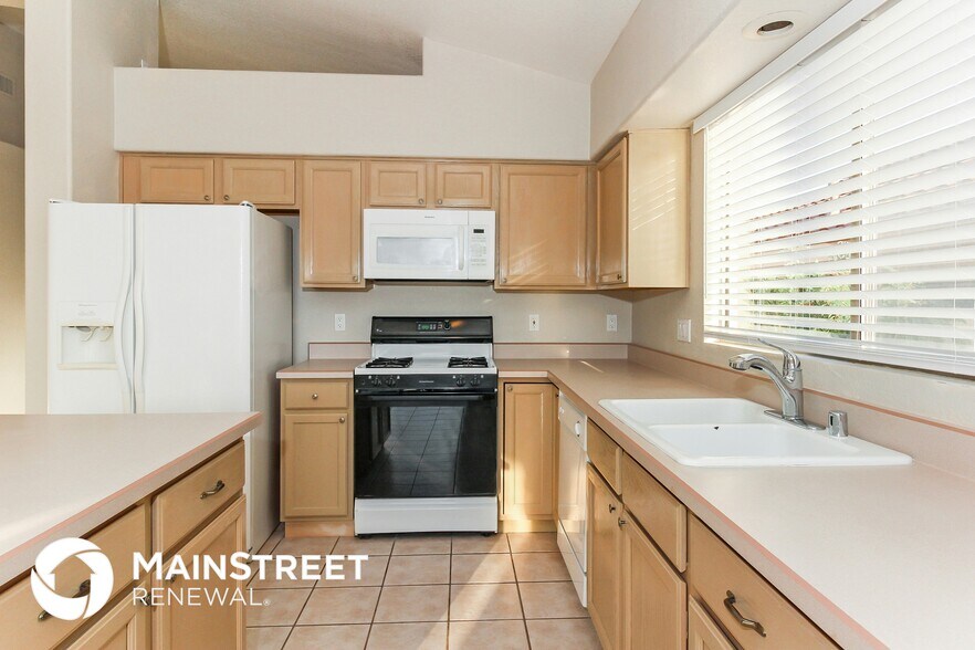 Building Photo - 11151 N Desert Flower Dr