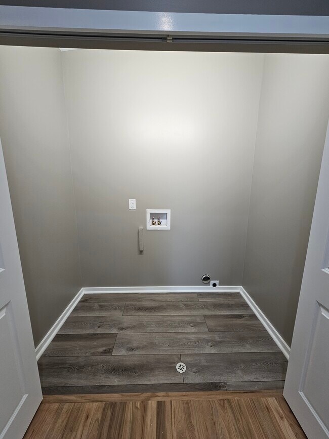 Building Photo - 4822 Hillcrest Dr