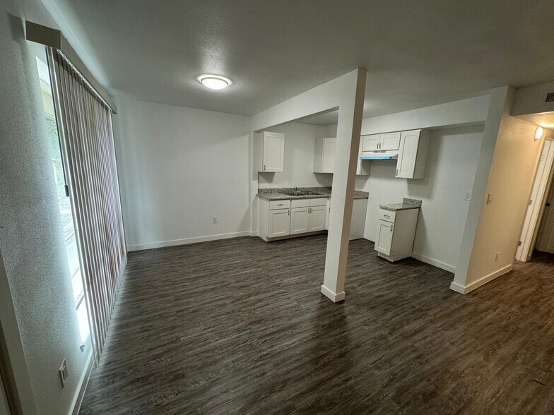 Open concept kitchen - 7823 Detroit St