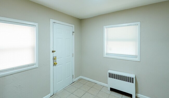 Building Photo - 2109 S 67th St