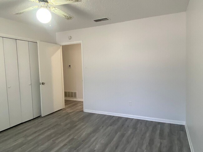 Building Photo - 3 BEDROOM, NEAR BELTON HIGH SCHOOL