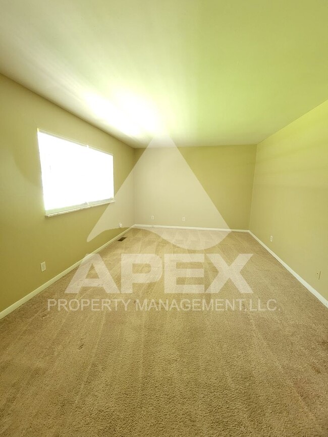 Building Photo - Spacious 3-Bd 2 BA Single Family home w/ B...