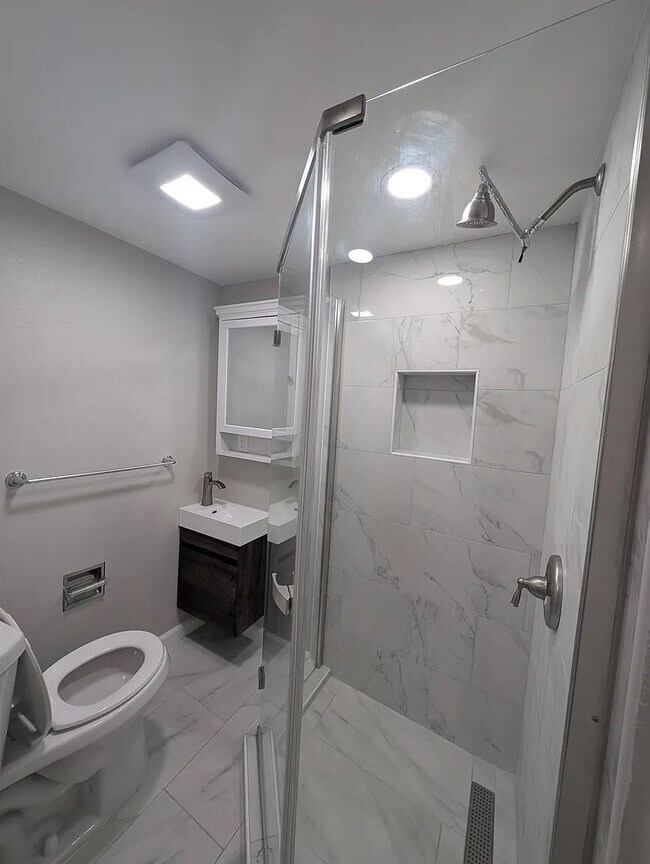Building Photo - FRESHLY RENOVATED & MOVE-IN READY In South...