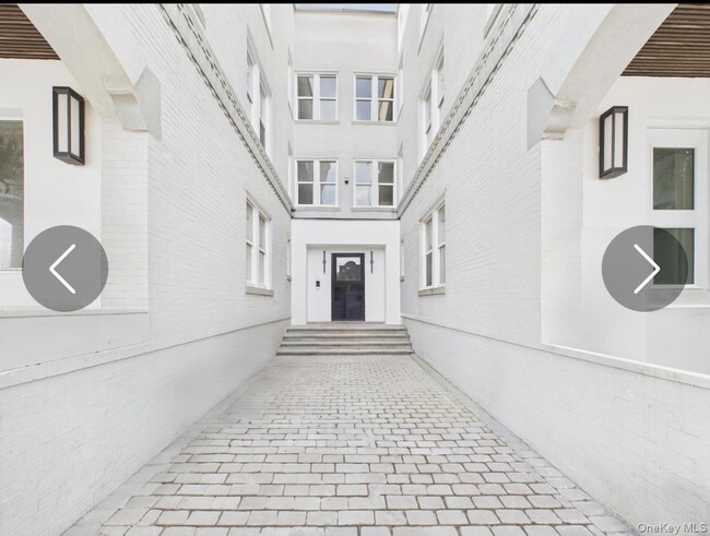 Building Photo - 1-31J W Broadway