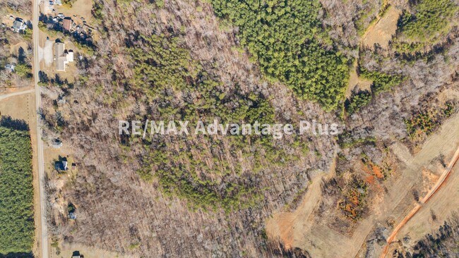 Building Photo - 3-Bedroom Home Convenient to Farmville and Hampden Sydney!