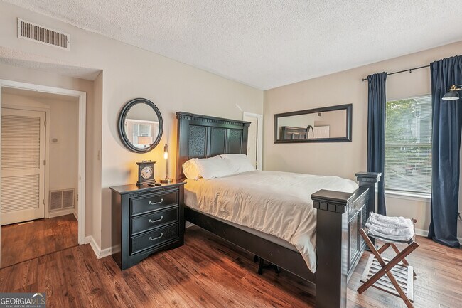 Building Photo - 502 Ivy Green Ln SE