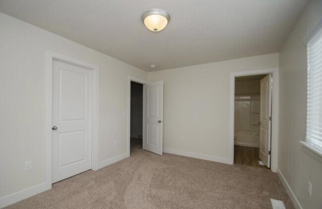 Building Photo - 1106 W 600 S