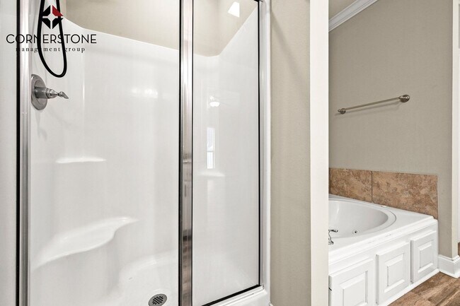 Building Photo - 3 Bedroom House in University Villas| Community Pool |Gated Community