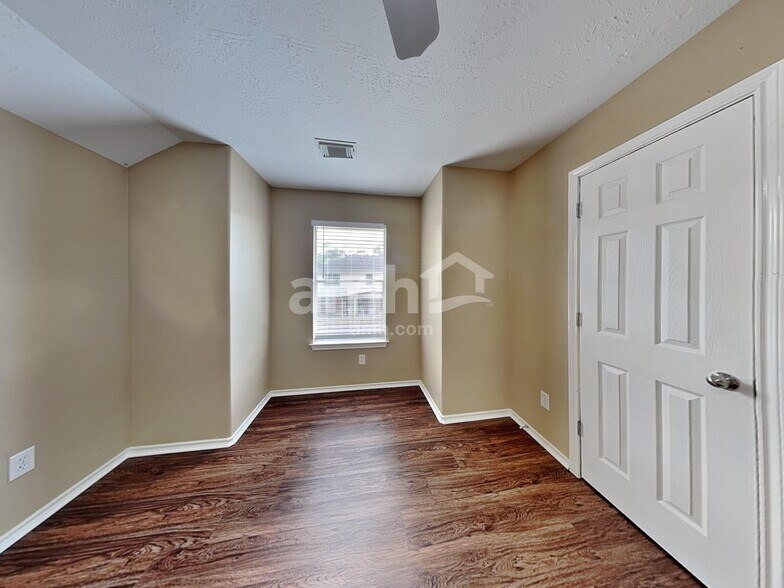 Building Photo - 26881 Armor Oaks Dr