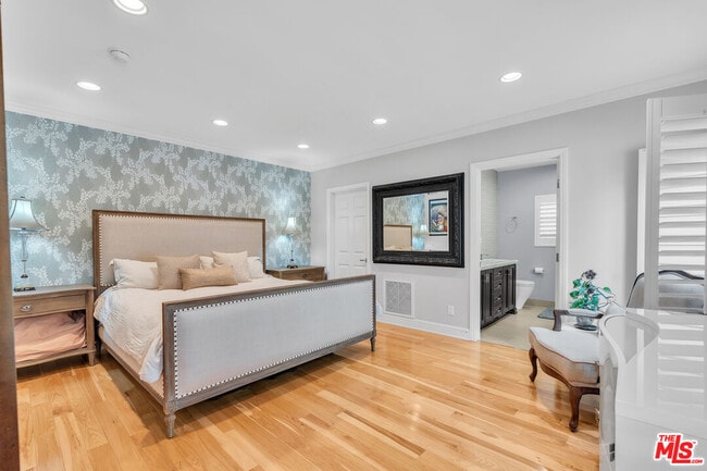 Building Photo - 326 N Doheny Dr