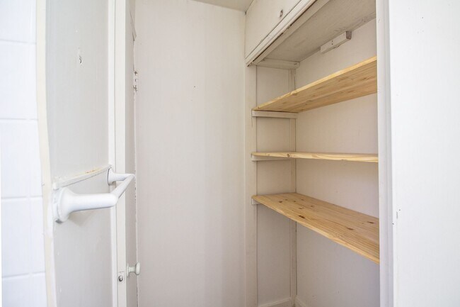 Building Photo - 2 bedroom Now Leasing