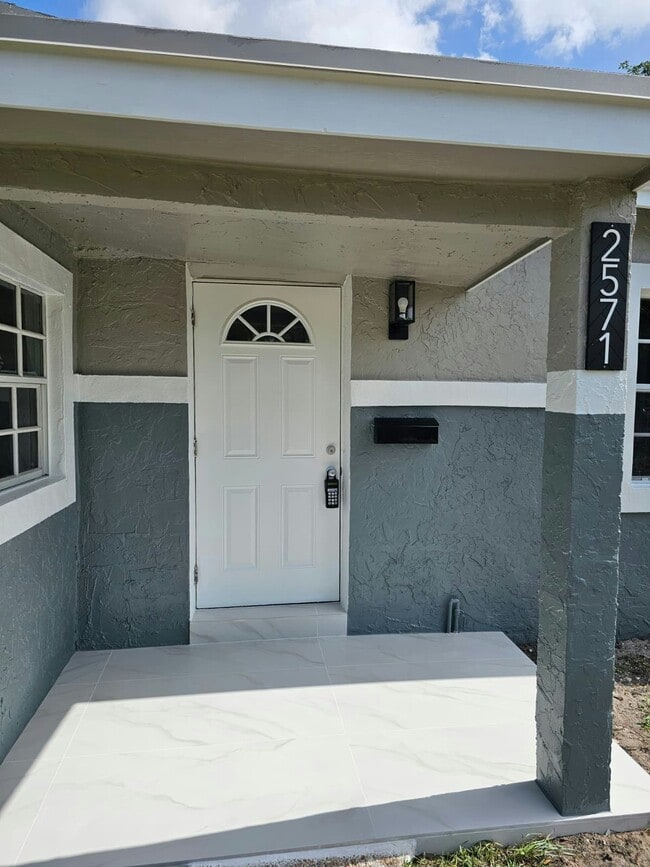 Building Photo - 2571 NW 18th Ct