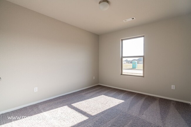 Building Photo - Cozy 4 Bedroom Elkins Home! Lots of upgrades!!