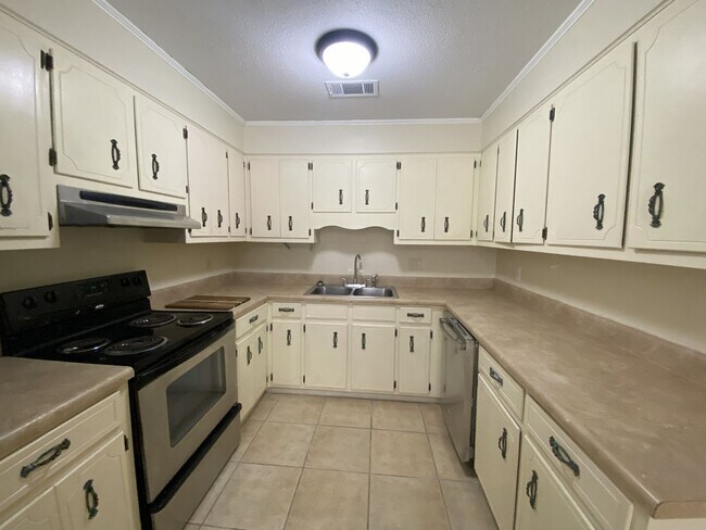 Building Photo - 4532 Hillside Dr