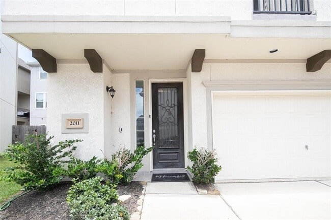 Building Photo - 2011 Royal Landing Dr