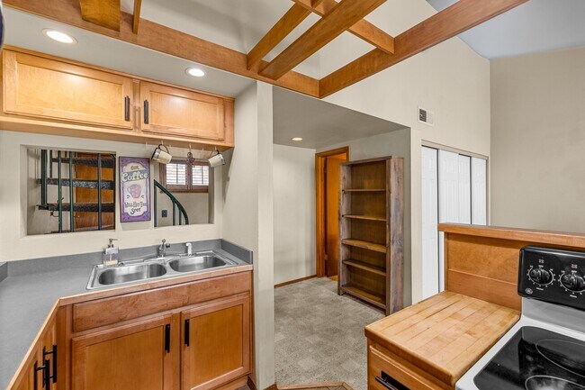 Building Photo - 2600 Valley View Dr