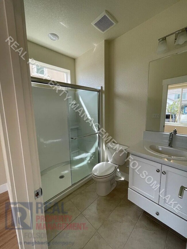 Building Photo - Available Now! 5 Bedroom 4.5 Bath at Russe...