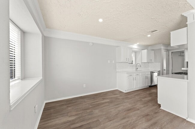 Building Photo - 14003 Vinehill Dr