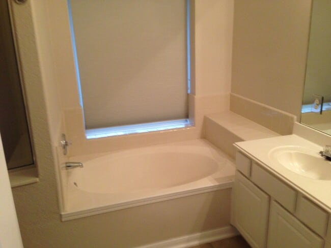 Building Photo - 4108 N Summercrest Loop