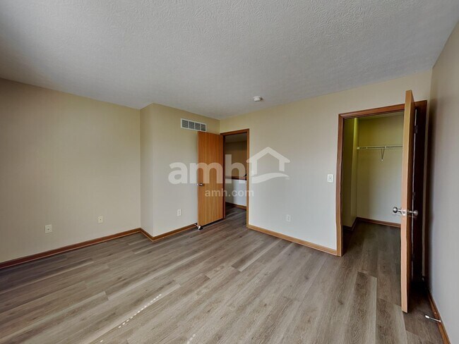 Building Photo - 180 Shaleridge Dr