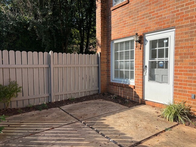 Building Photo - 315 S Pope St