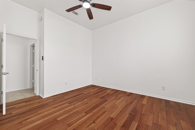 Building Photo - 1015 Longdraw Dr