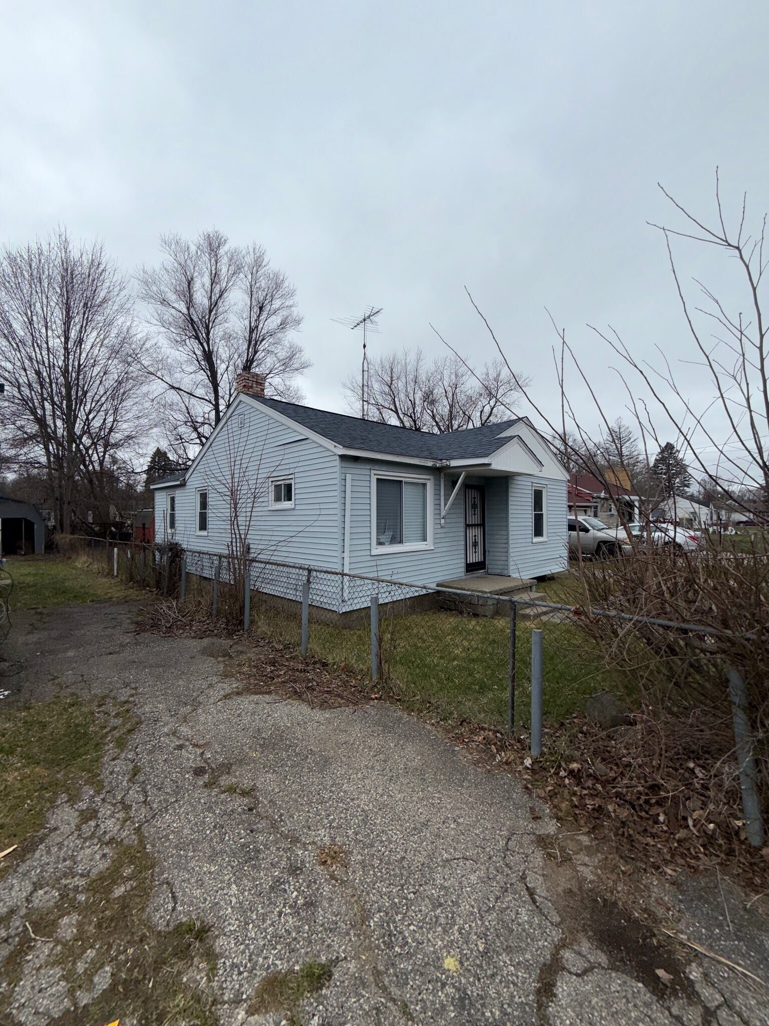 Building Photo - 246 E York Ave