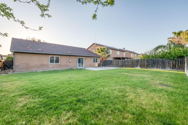 Building Photo - Clean and neat 4 bedroom, 2 bathroom single story in the Fancher Creek area 93727