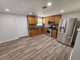 Building Photo - 1150 Hawthorn Dr