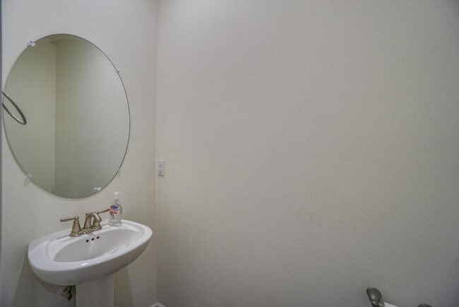 Building Photo - NEWER THREE BEDROOM IN ORCHARDS