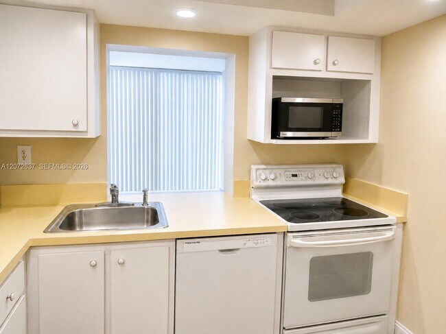 Building Photo - 600 Parkview Dr