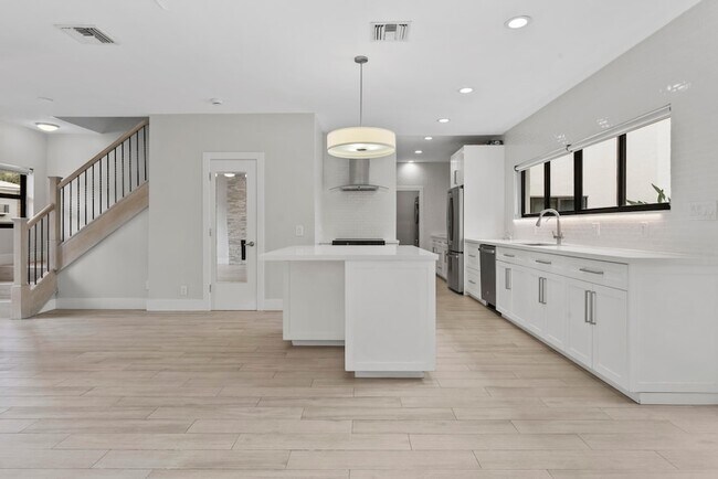 Building Photo - 1121 Bel Air Dr