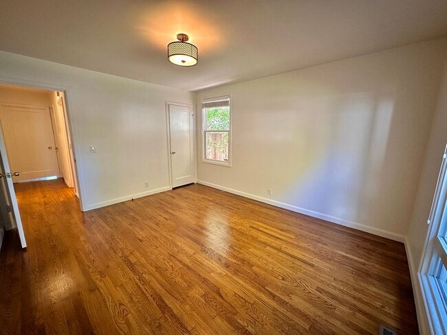 Building Photo - Charming 2 Bed 1.5 Bath in Redwood City!