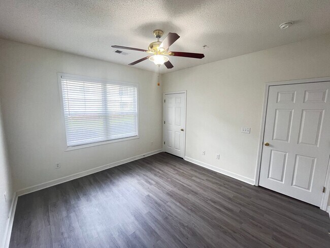 Building Photo - First Floor, 2 Bedroom, 2 Bath Condo with Screened Patio! Community Pool! Available Now!