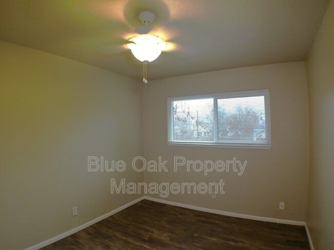 Building Photo - 275 E 19th St