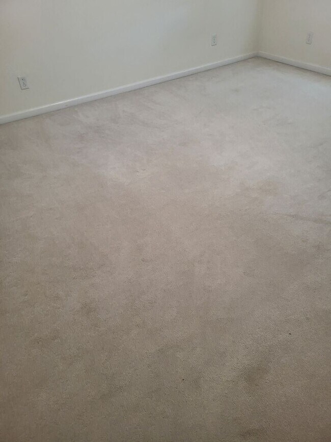 Building Photo - 5049 Pine Lake Ct