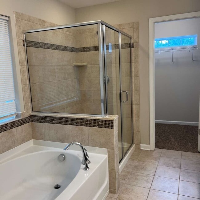 Building Photo - This beautiful 4 bedroom, 2.5 bath home in...