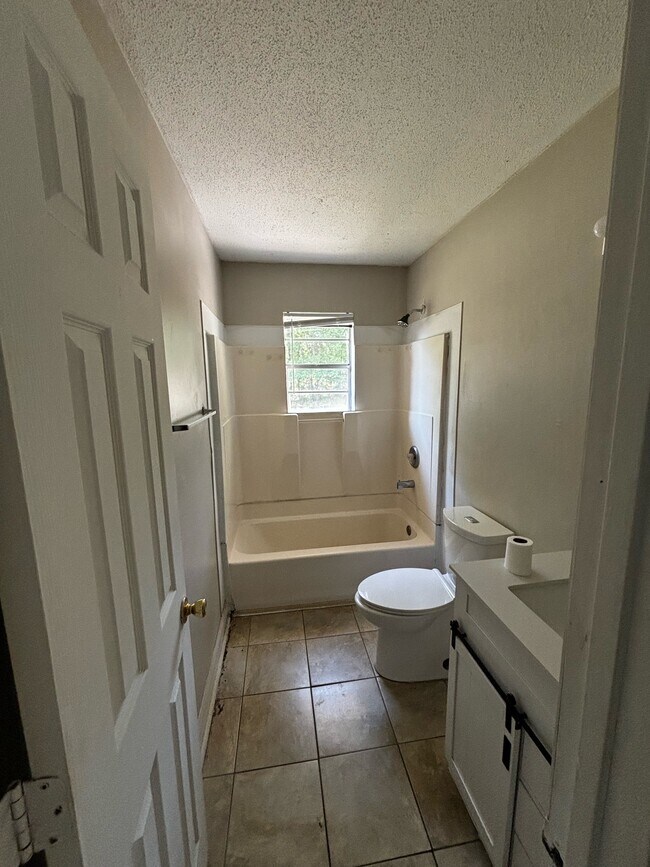 Building Photo - 709 Fleming Rd